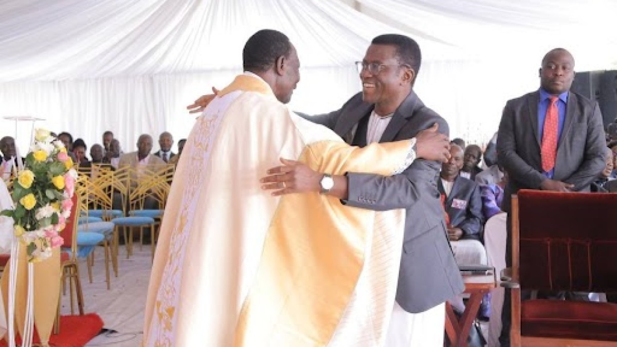 Omujaguza, Rev. Fr. Denis Kyemwa, ng’ayaniriza Owek. Katikkiro.